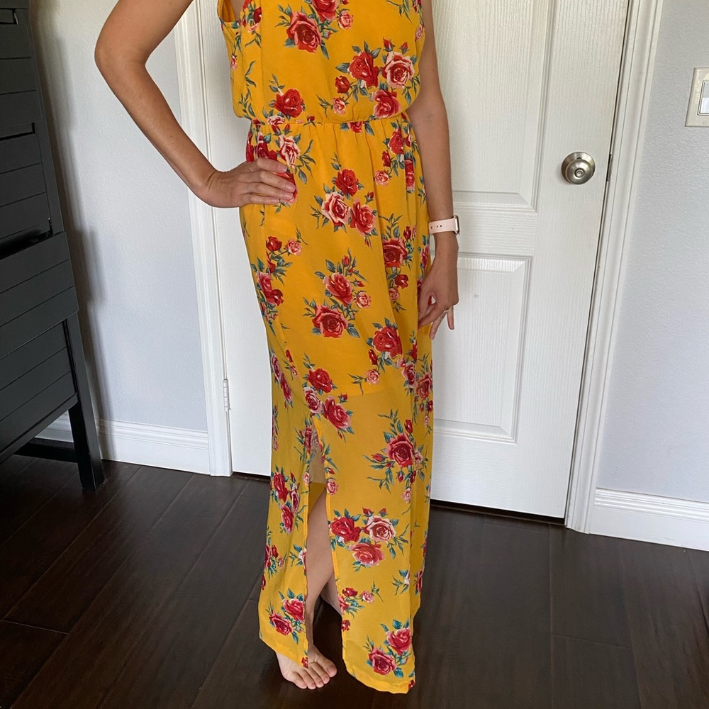 Maxi Yellow With Roses Patterns Open On The Aide - image 2